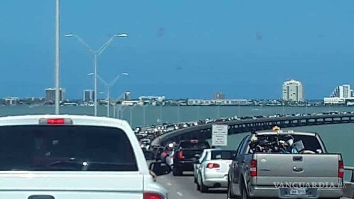 $!Reabren playas en Isla del Padre, Texas; filas kilométricas para entrar