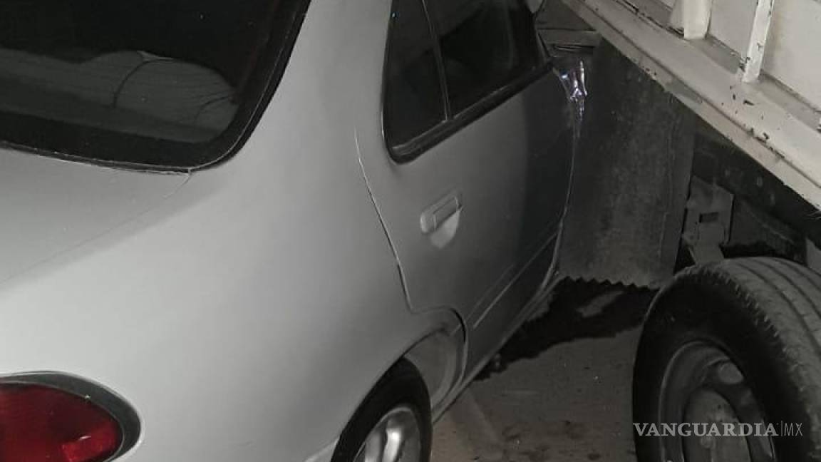 Hombre ebrio choca su camioneta contra autos estacionados en Ramos Arizpe