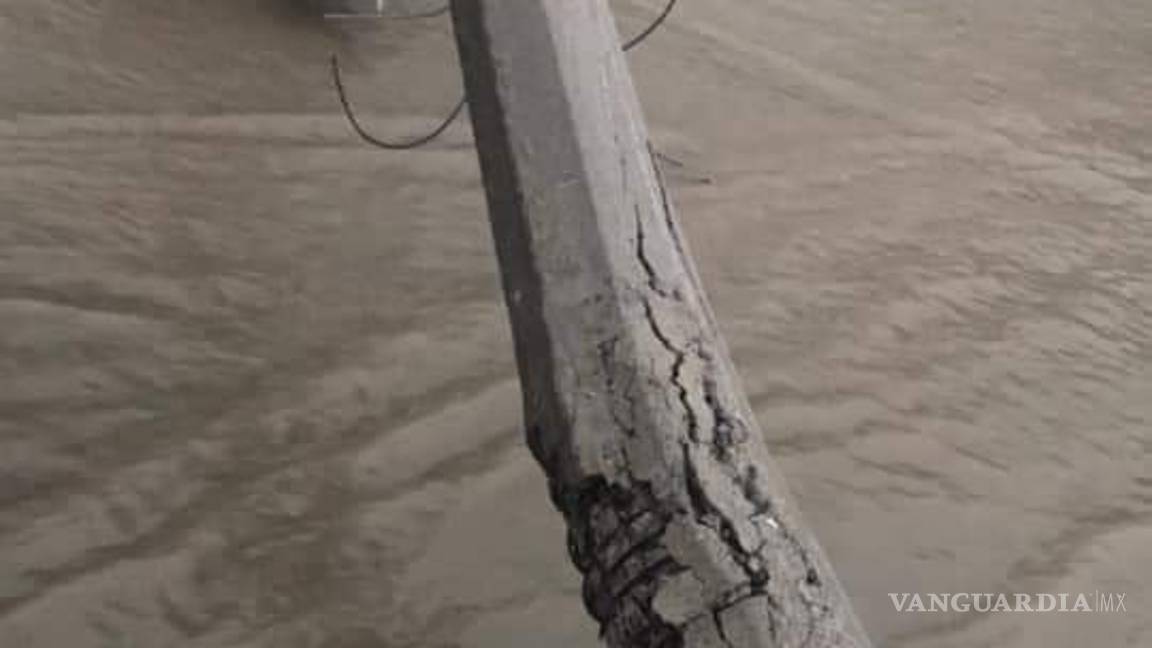 $!Azota fuerte tormenta a Nuevo Laredo; deja desgajamientos y vehículos dañados