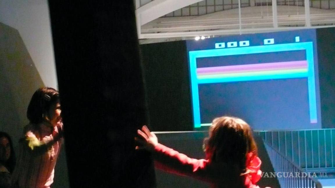 $!El enorme control de juegos de video producido creado por la profesora del Dartmouth College Mary Flanagan fue incluido en el registro Guinness de Récords Mundiales del 2022 como el joystick mayor de mundo. AP/Mary Flanagan