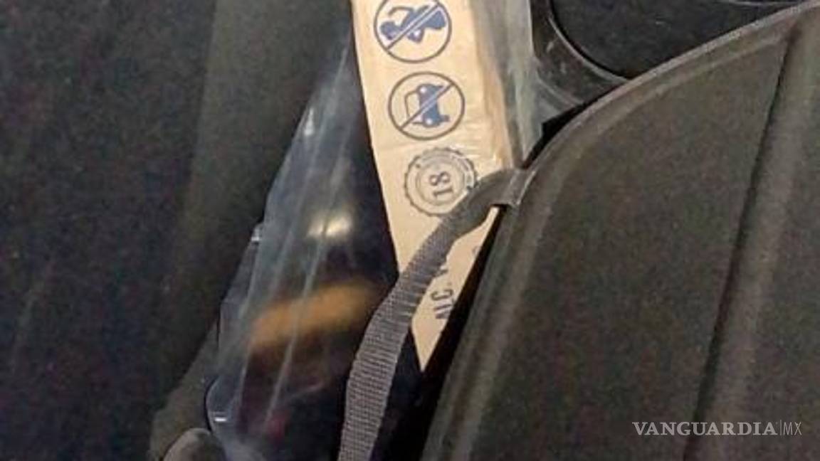 $!Tras el accidente, los ocupantes del vehículo huyeron del lugar, dejando envases de cerveza en su interior.