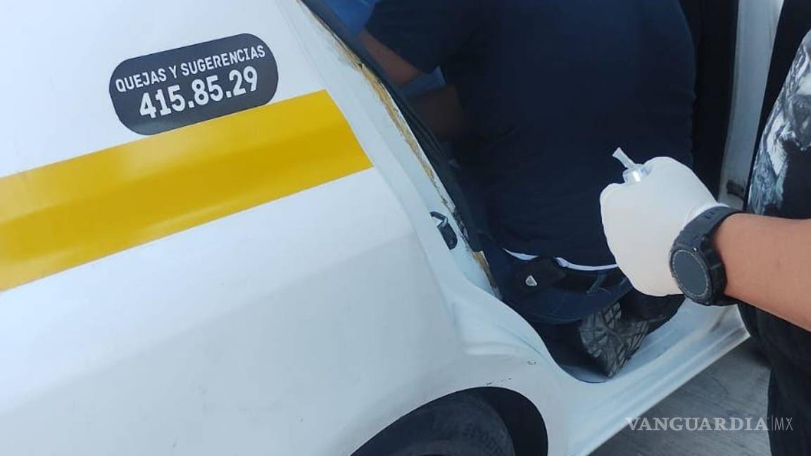 $!Los bomberos atendieron la labor de parto arriba del taxi en el que llegó la embarazada.