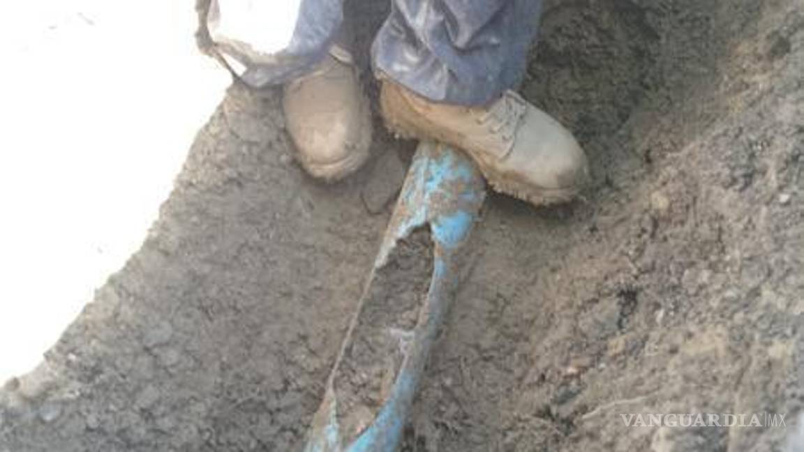 $!Agsal detiene el flujo de agua en la zona mientras trabajan en la reparación de la fuga.