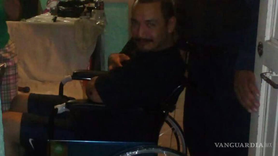 $!Policías de Saltillo dan apoyo a joven enfermo de Parkinson y le donan una silla de ruedas