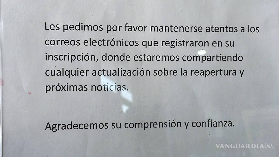 $!Aviso colocado en la entrada del centro deportivo, donde se informa del cierre temporal y se pide a los usuarios mantenerse atentos a futuras actualizaciones.