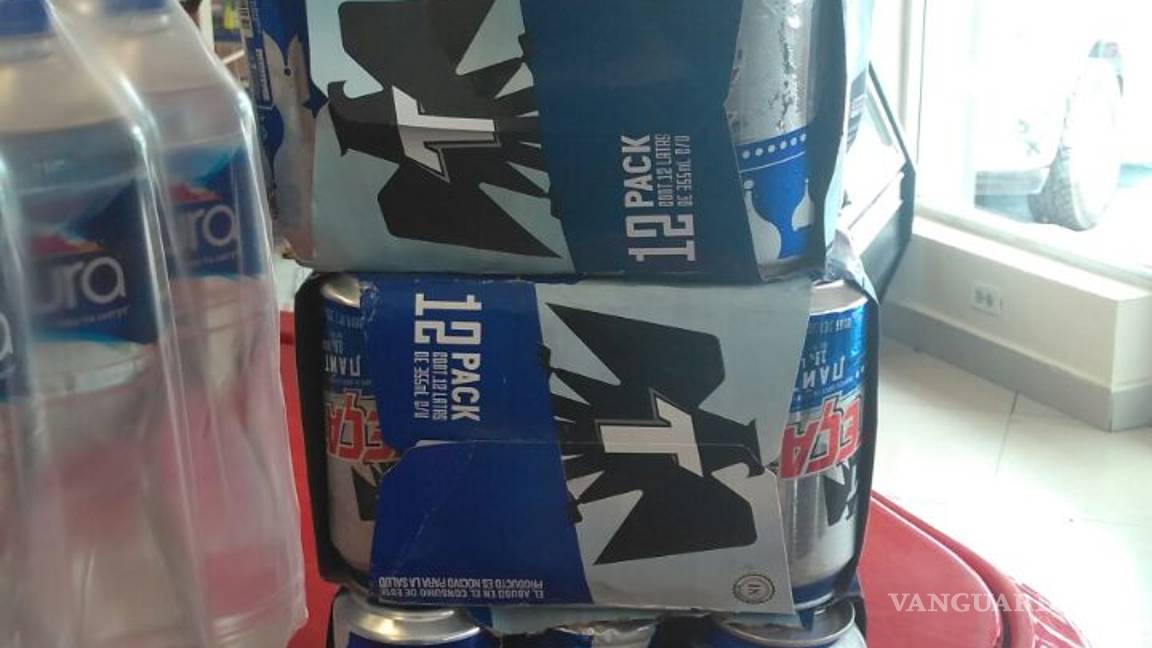 $!Jóvenes son detenidos cuando salían de un Oxxo cargados de cerveza sin pagar