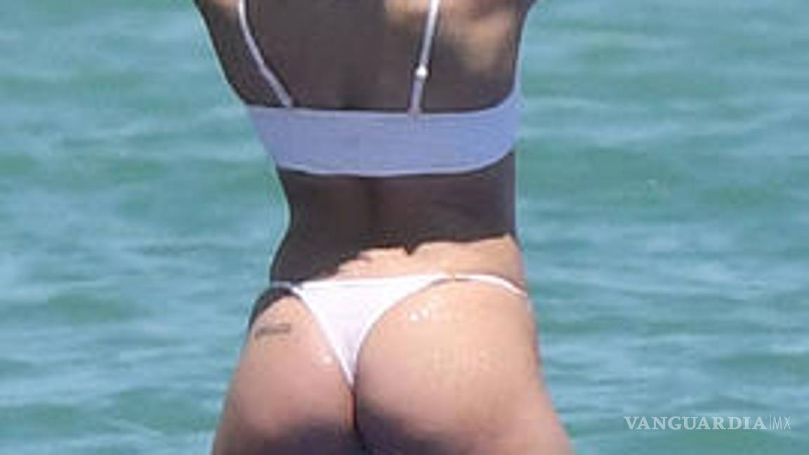 $!Captan a Halsey con atrevido bikini