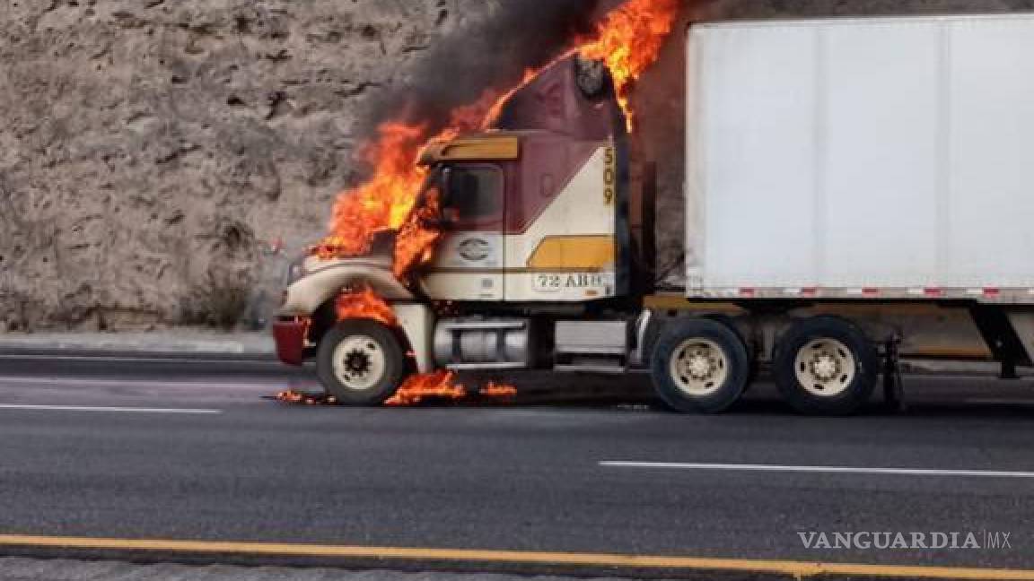Tráiler en llamas paraliza tráfico en carretera ‘Los Chorros’-Saltillo