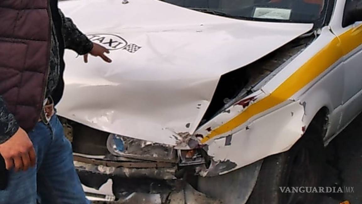 Taxista provoca accidente al no respetar semáforo en rojo en bulevar de Saltillo