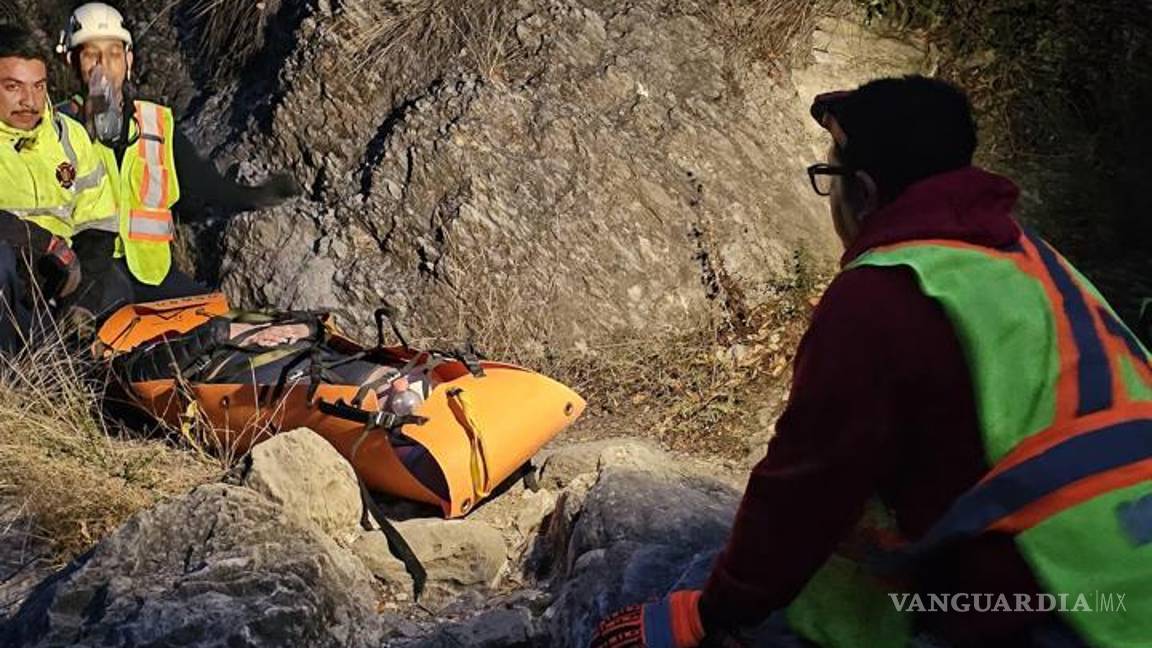 $!Gracfias a la intervención de los bomberos, la mujer que bajada sana y salva.