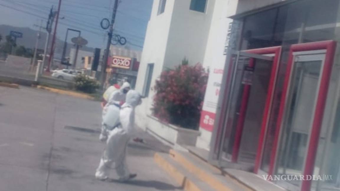 $!Sanitizan exteriores de sucursales bancarias en Monclova, Coahuila