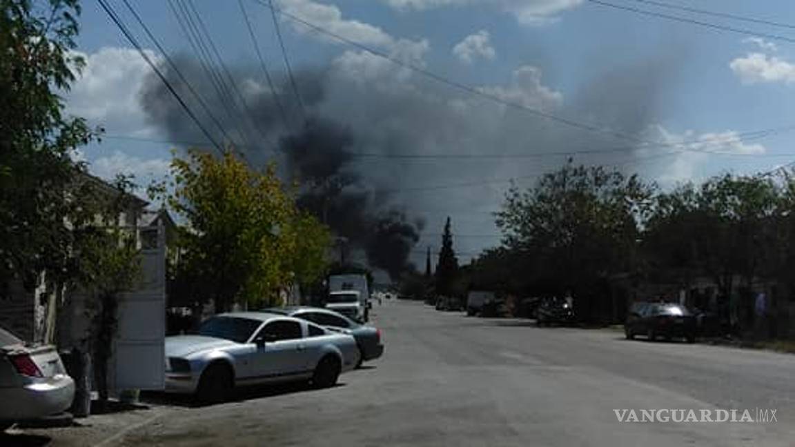 $!Sofocan incendio en recicladora de Frontera