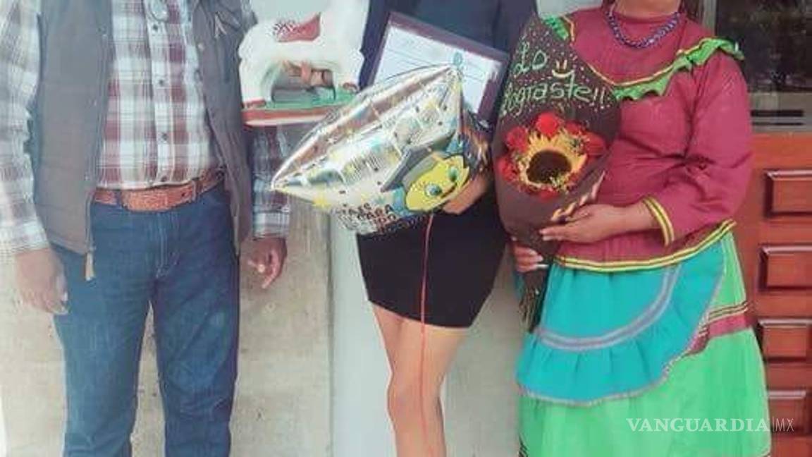 $!Foto de padres en la graduación de su hija de la universidad conmueve a las redes sociales