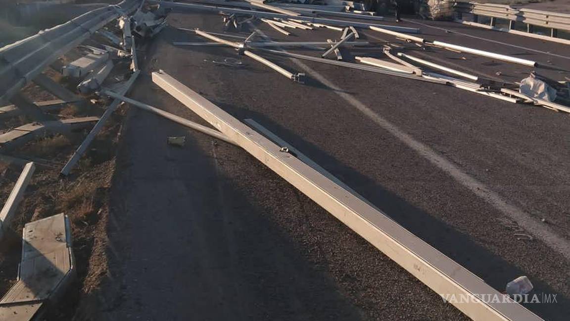 $!La carga de polines de aluminio quedó esparcida sobre la carretera; autoridades resguardaron la zona y atendieron a los lesionados.