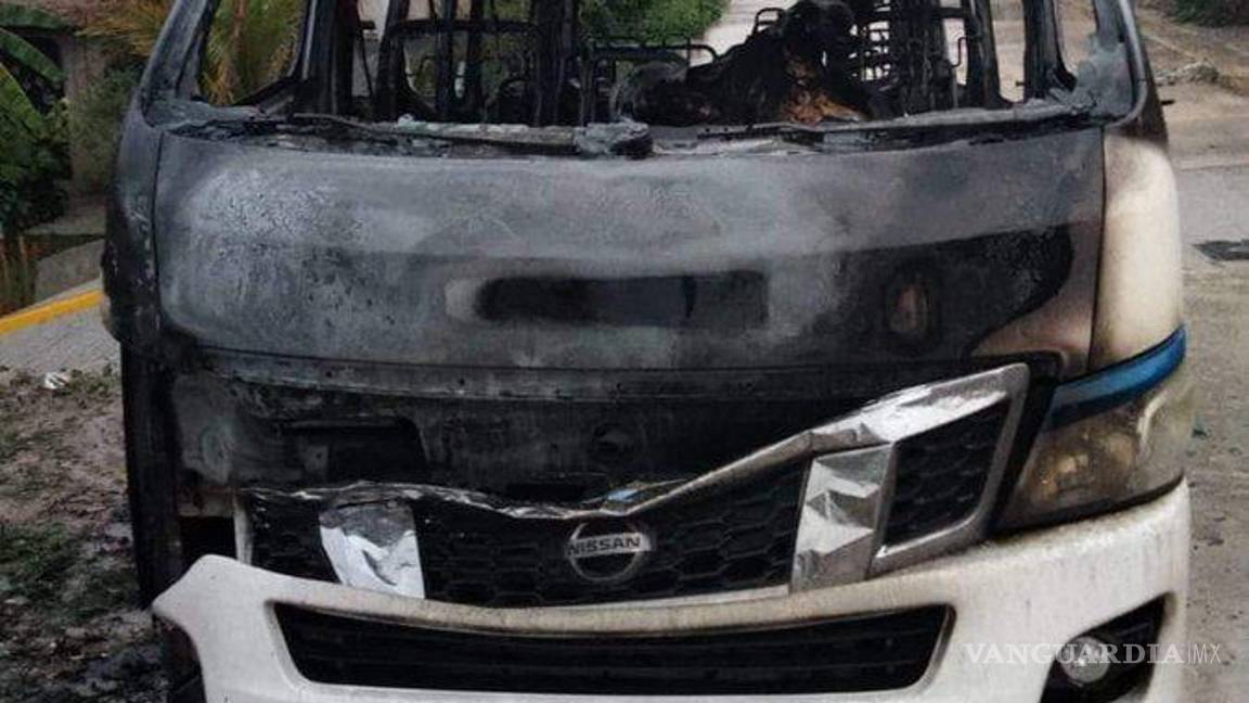 $!La policía encontró en el interior de los vehículos los cuerpos calcinados de sus conductores, sin que fueran identificados