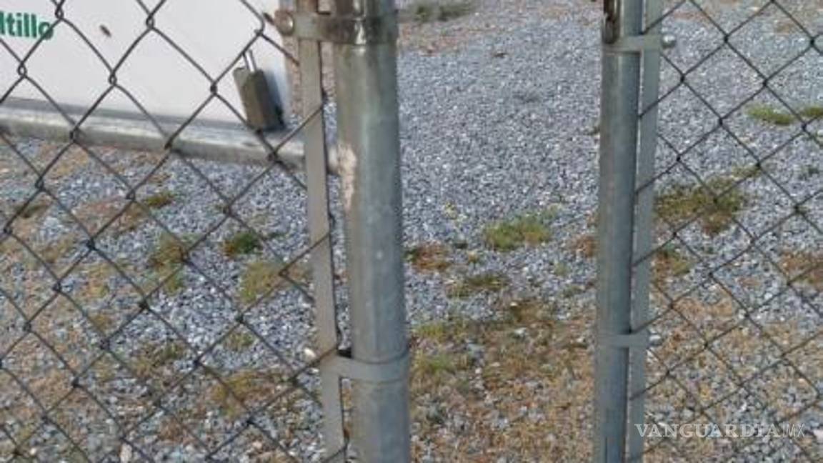 $!Los delincuentes dañaron los candados de la puerta, para ingresar a las instalaciones propiedad de Aguas de Saltillo.