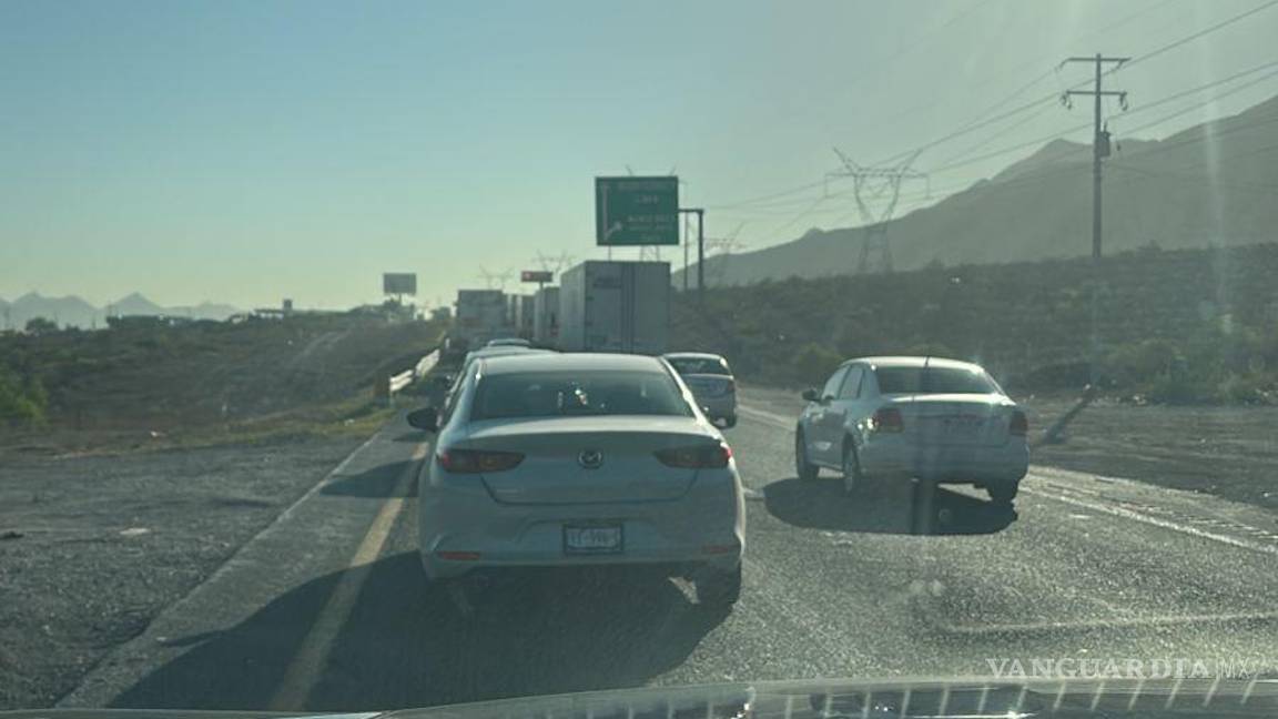 $!Autoridades desviaron el tránsito hacia la carretera libre como ruta alterna.