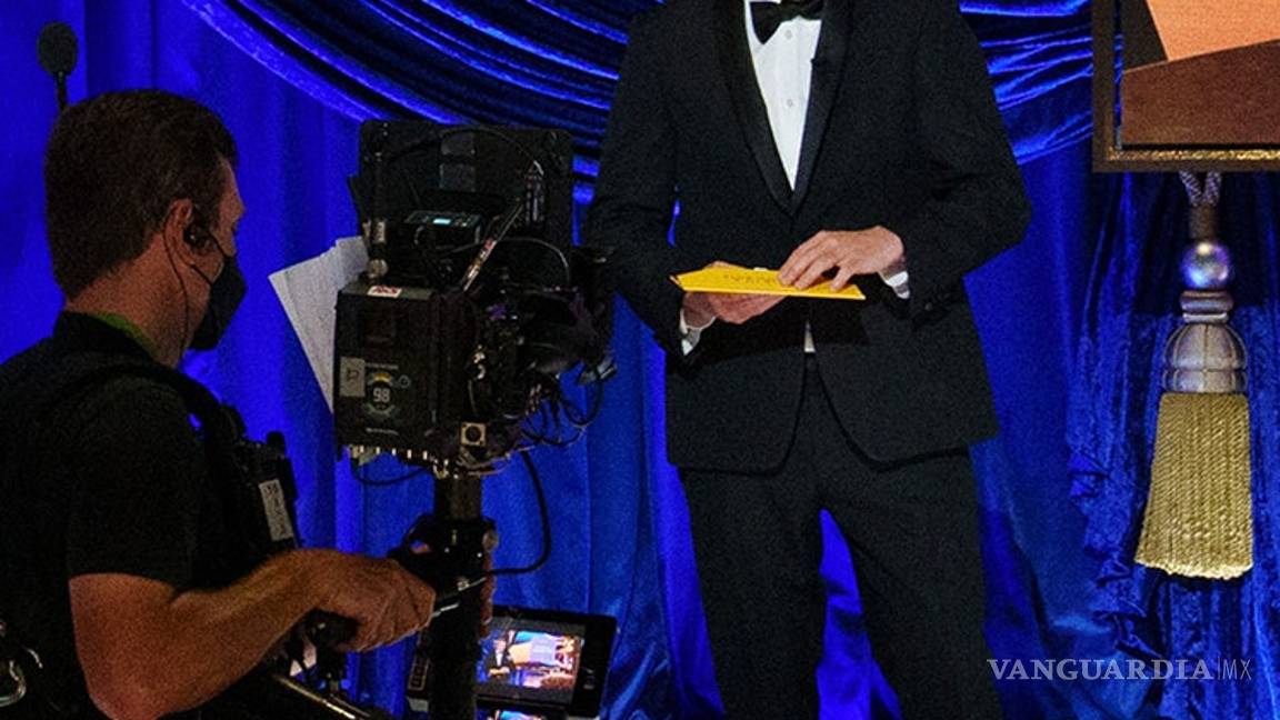 $!Joaquin Phoenix vuelve a vestir su esmoquin Stella McCartney por sexta vez en los Oscar 2021