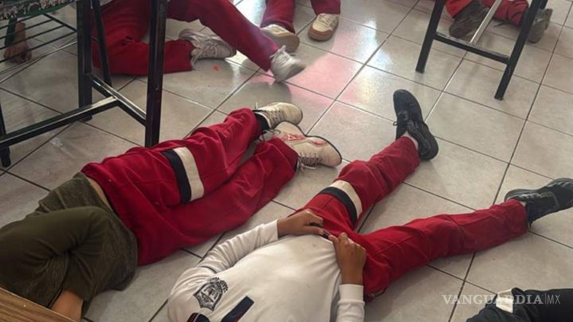 $!Alumnos de una primaria en Lomas del Refugio se resguardaron dentro del plantel, algunos pecho tierra, luego de que se escucharan detonaciones de arma de fuego en calles cercanas, lo que generó momentos de tensión entre maestros, estudiantes y vecinos del sector.