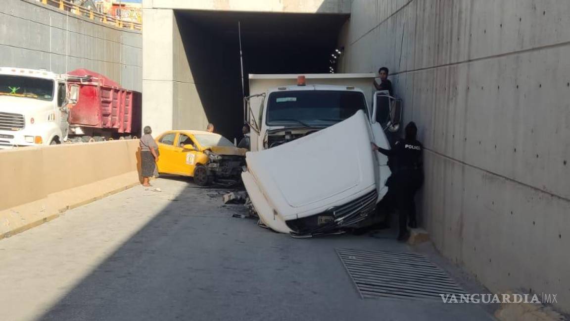 Camión materialista sin frenos choca a tres taxis en Torreón; hay dos muertos y cuatro lesionados