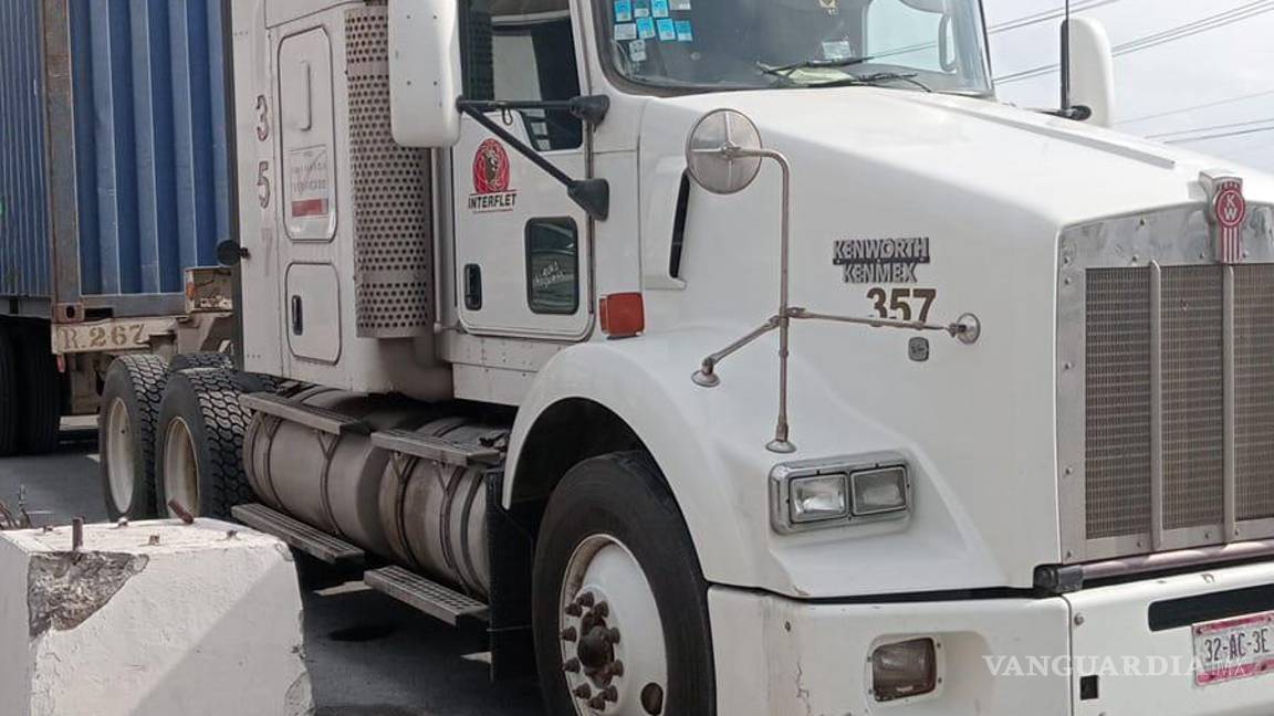 Trailero se enoja con su patrón y deja abandonada la unidad, en pleno LEA de Saltillo