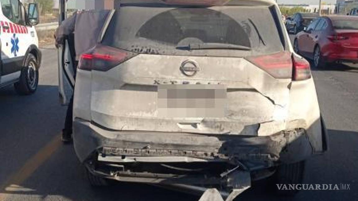 $!La Nissan X-Trail quedó parcialmente obstruyendo el carril tras el impacto en Ramos Arizpe.