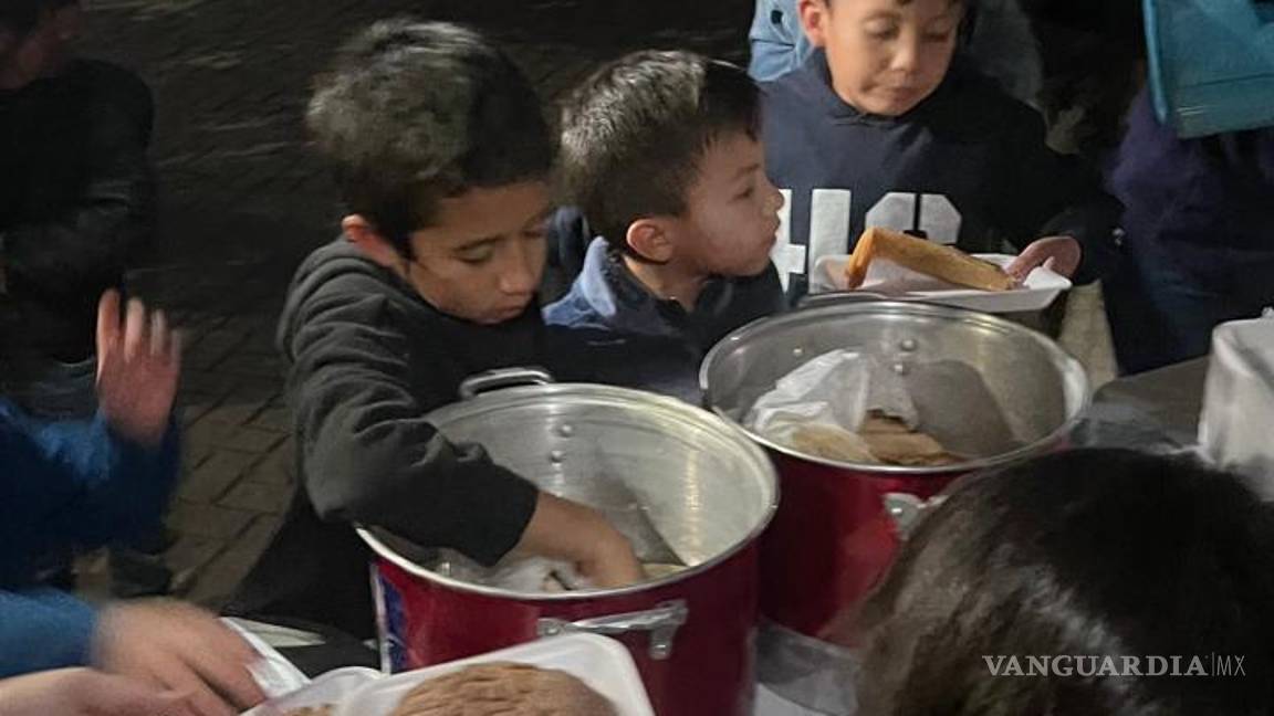 Saltillo: niño de Harmony School tapa bache con su familia; ‘las buenas acciones no se detienen’