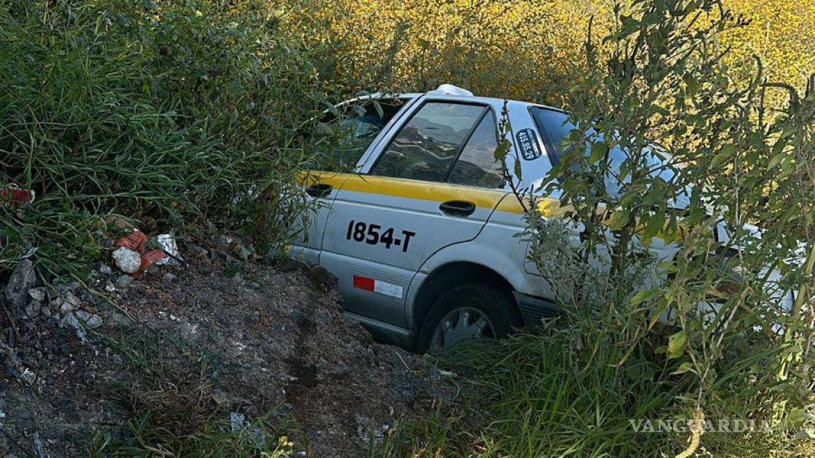 Taxista dormita, cae en arroyo y abandona la unidad, en Saltillo