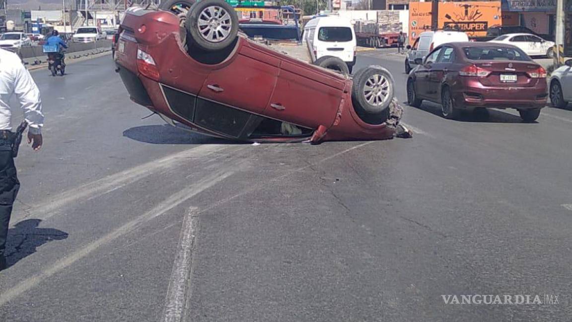 Resultan heridos al volcar camioneta sobre periférico LEA de Saltillo