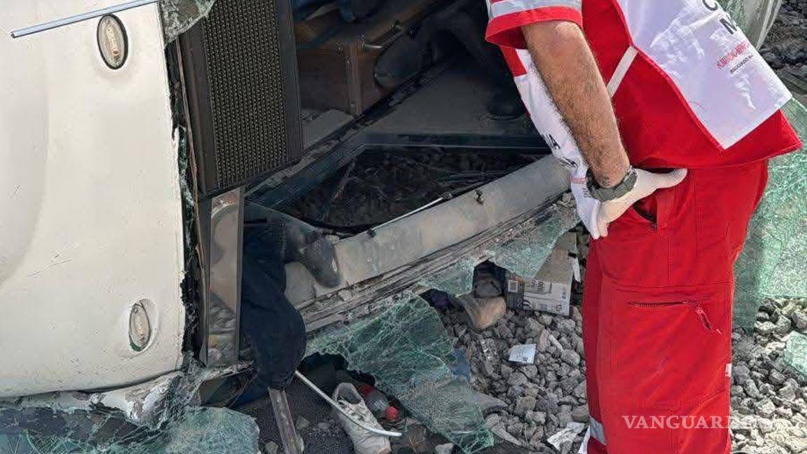 $!Paramédicos brindan primeros auxilios a los heridos del accidente ocurrido en la carretera federal número 30.