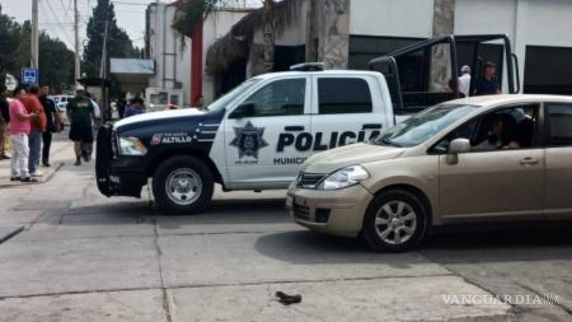 $!Un taxista que pasaba por la zona intervino para defender a la mujer, pero su unidad resultó dañada.