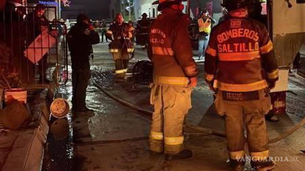 $!Personal de Bomberos no pudo hacer nada para rescatar a las cuatro personas que quedaron al interior de la vivienda.