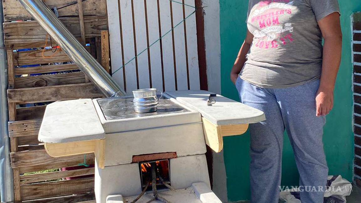 $!Las mujeres de las comunidades recibieron la estufa ahorradora de leña, diseñada para minimizar la exposición al humo durante la cocción.