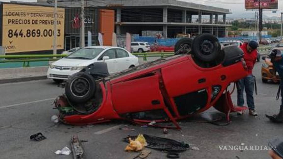 $!El conductor del Chevy Monza, quien presuntamente se quedó dormido al volante, fue detenido por la Policía Municipal de Tránsito.