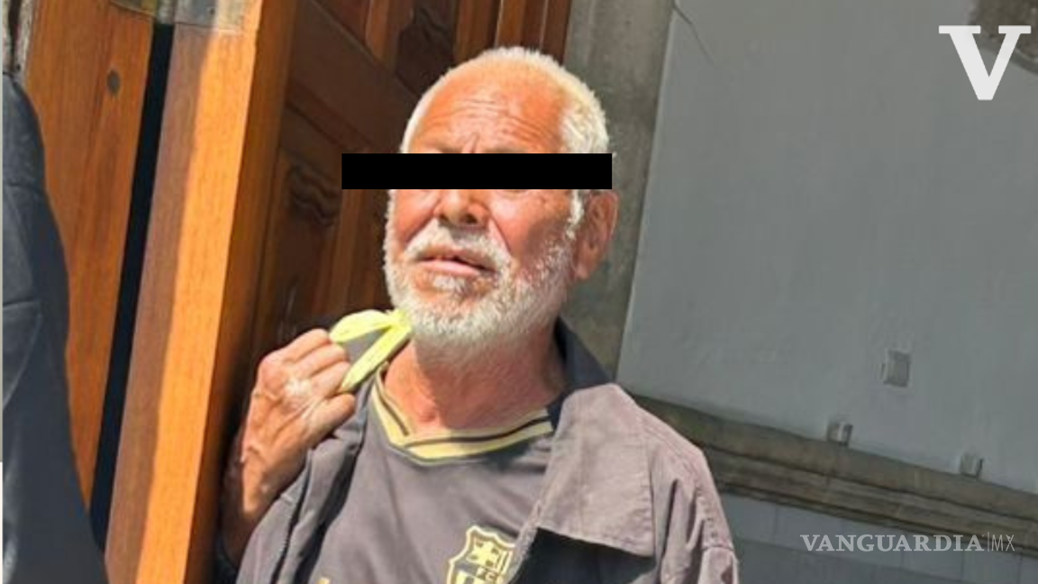 $!Cientos de fieles presenciaron con asombro cómo el sujeto ignoró la solemnidad del servicio religioso.