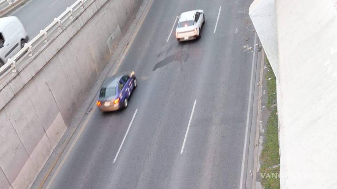 Transporte escolar presenta falla y se estrella contra barandal de puente, en Nuevo León