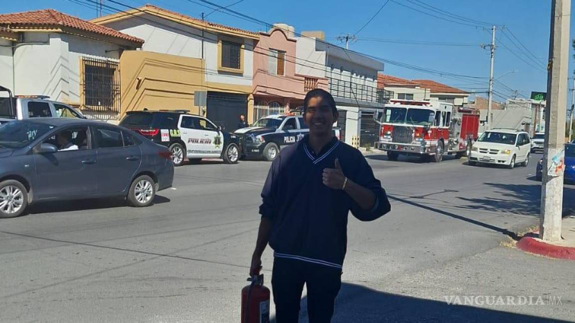 Héroe sin capa: Arde casa en colonia Cumbres de Saltillo y empleado de restaurante vecino sofoca incendio (video)