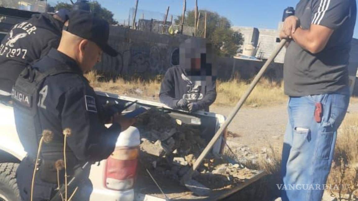 $!Los vehículos utilizados para descargar escombro de manera ilegal fueron asegurados y enviados al corralón, como parte de las sanciones aplicadas por las autoridades municipales.