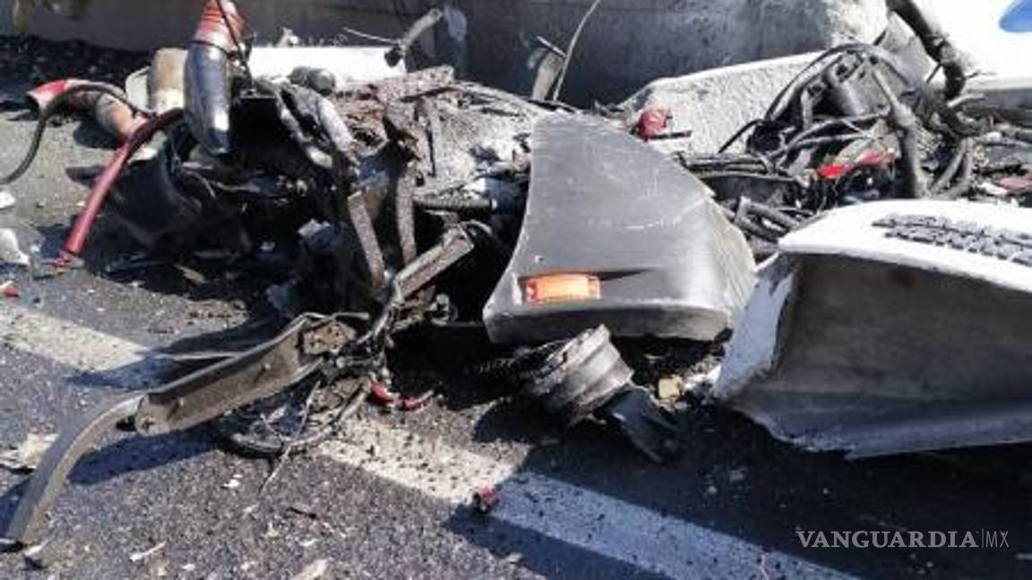 $!El tráiler circulaba de sur a norte rumbo a Monterrey, y al llegar a una curva ubicada en el kilómetro 230 más 700, la unidad se salió del camino.