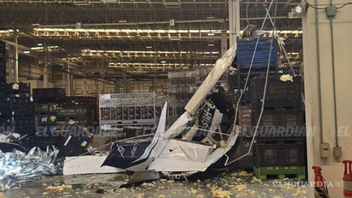 $!La avioneta Cessna Turbo Stationair TC cayó sobre una nave industrial en Ramos Arizpe, donde el techo de lámina amortiguó parcialmente el impacto.