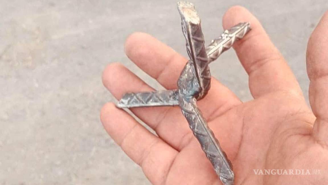 $!Ponchallantas utilizados por los delincuentes para dificultar la persecución policial, dispersos a lo largo de la carretera.