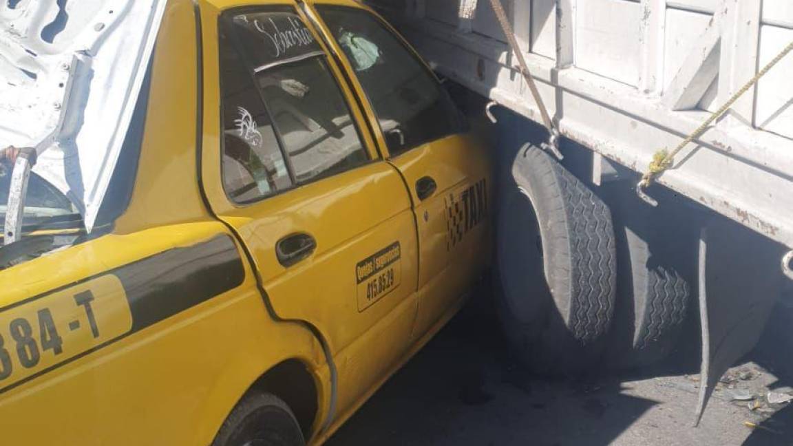 $!Taxista sobrevive de milagro a aparatoso choque en Saltillo
