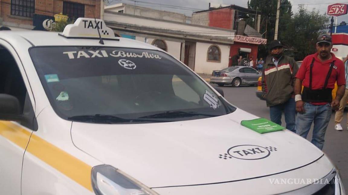 Motociclista por poco pierde la vida al ser atropellado por taxista en Periférico LEA en Saltillo