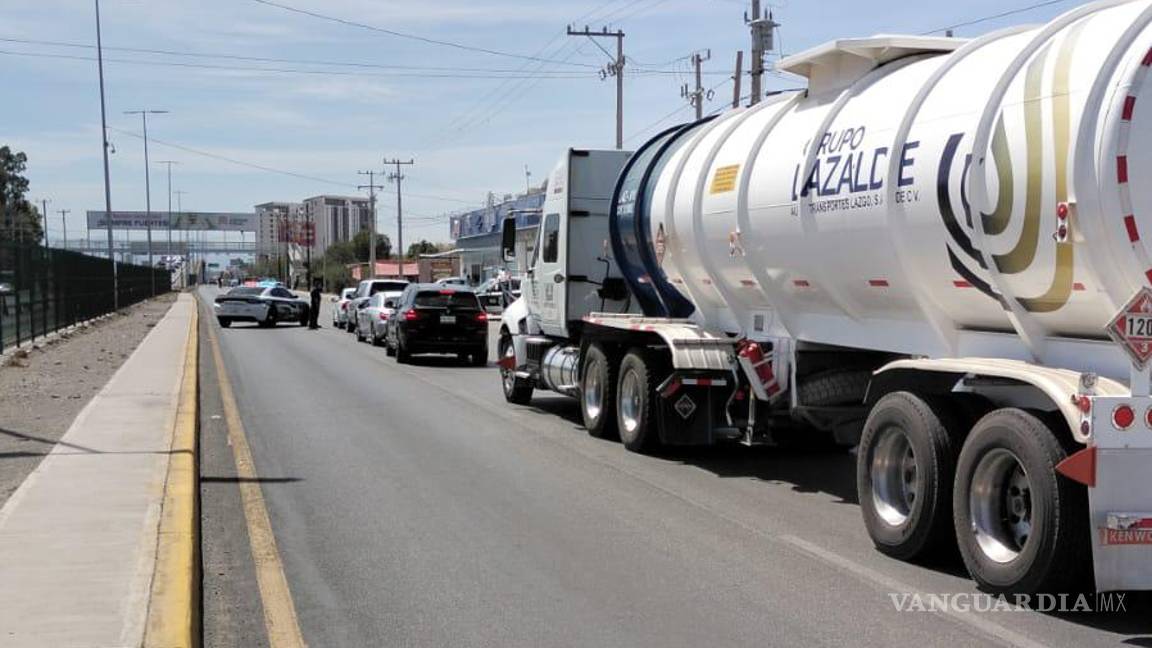$!El tráfico avanza lento por la revisión de los cuerpos policiacos.