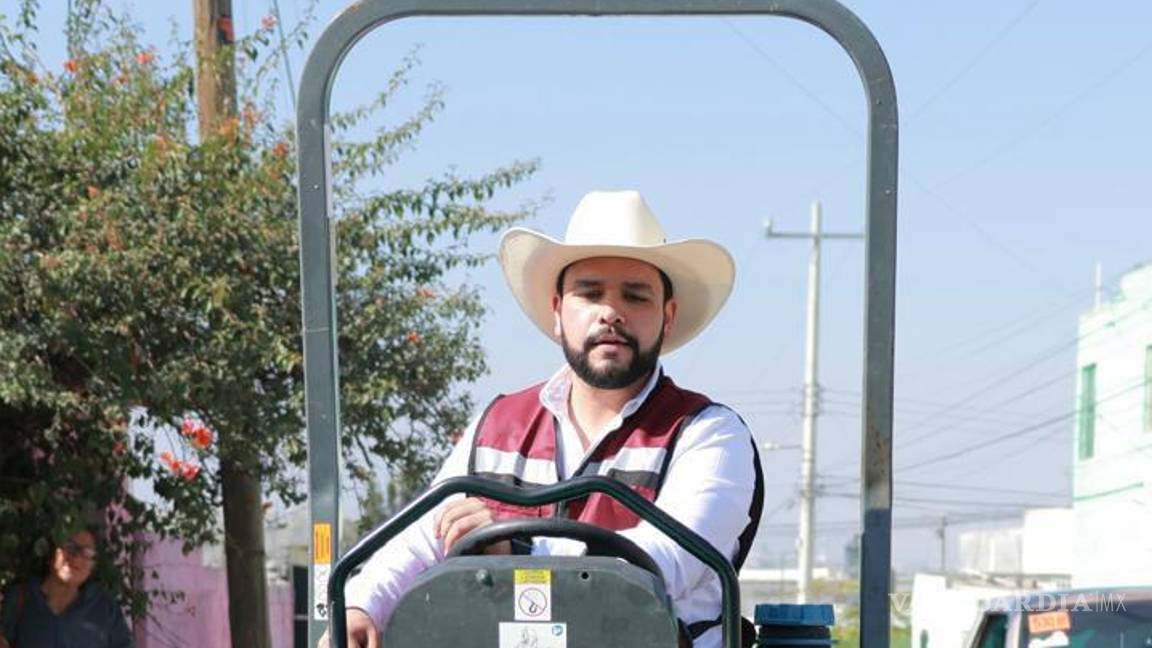 $!Por iniciativa propia, el diputado morenista arrancó una campaña para tapar los baches de la ciudad.