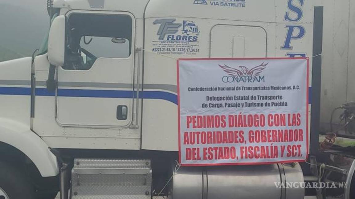 $!Los transportistas exigen ser escuchados por el gobernador Samuel García, la Fiscalía y la Secretaría de Comunicaciones y Transportes.