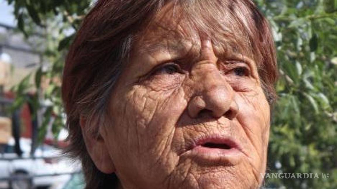 $!Para Herlinda, usar un camión es todo un dolor de cabeza, por lo que prefiera los taxis.