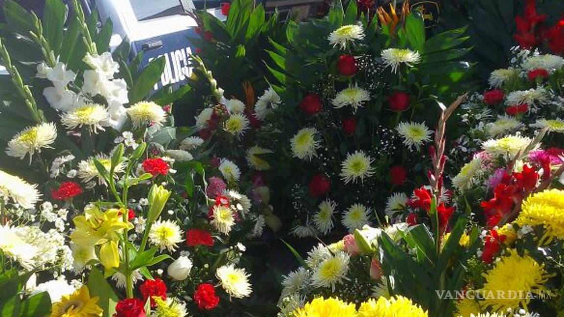 $!Flores, abrazos y siete mil pesos recibe Don Ramón para enterrar a su esposa