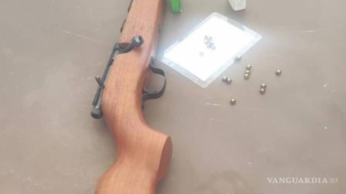 $!Un rifle de postas y municiones fueron asegurados durante la detención del presunto responsable en Hidalgo.