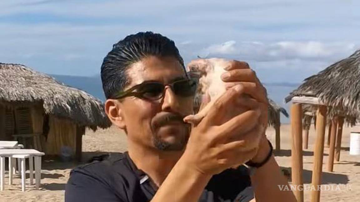 $!Alberto Velázquez posa junto a perros rescatados.